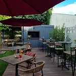 旅馆 Bloom Bar & Garden *