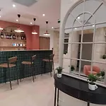 Bloom Bar & Garden 旅馆 *