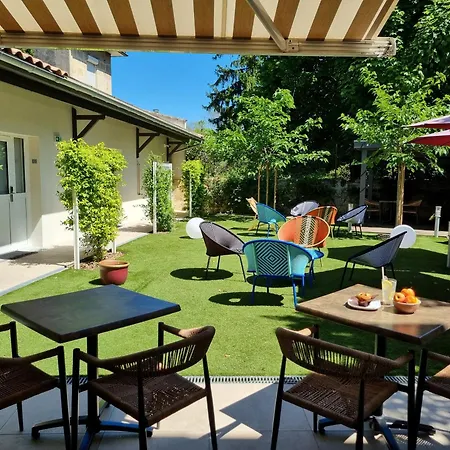 Bloom Bar & Garden Hostel