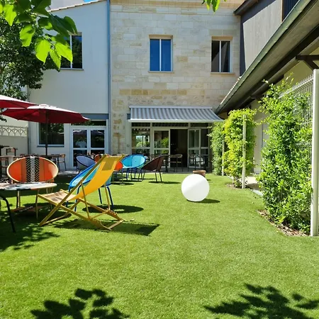Bloom Bar & Garden Hostel *