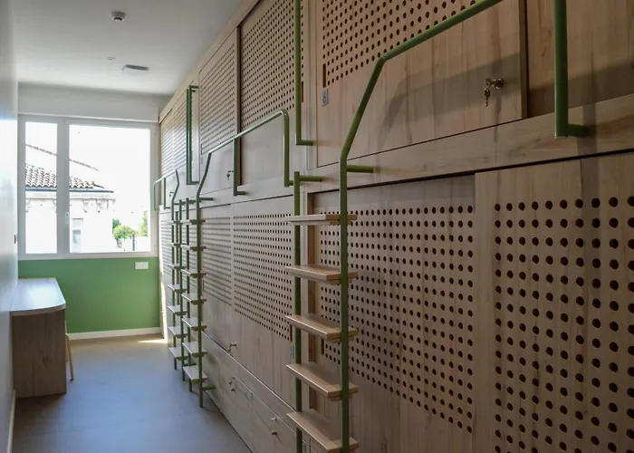 Bloom Bar & Garden אכסניה *