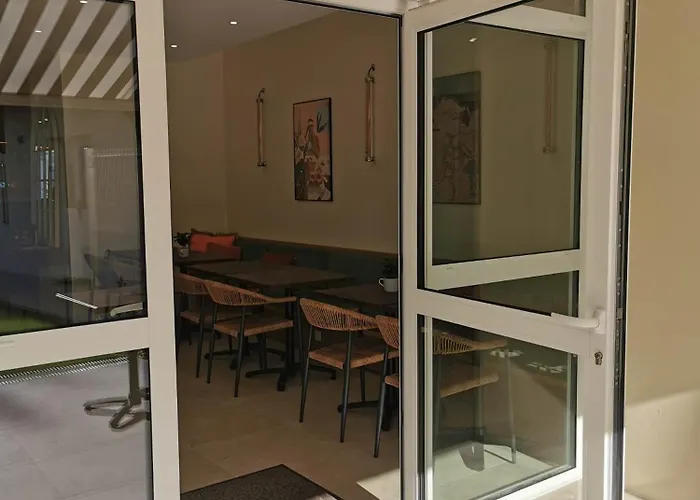 אכסניה Bloom Bar & Garden *