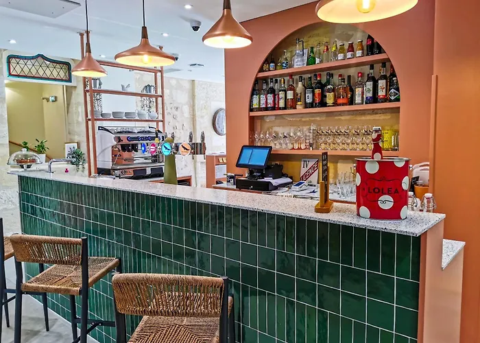 אכסניה Bloom Bar & Garden בורדו