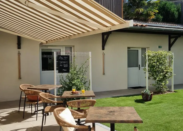 Bloom Bar & Garden Hostel *