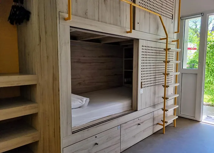 אכסניה Bloom Bar & Garden בורדו