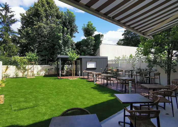 Bloom Bar & Garden Hostel