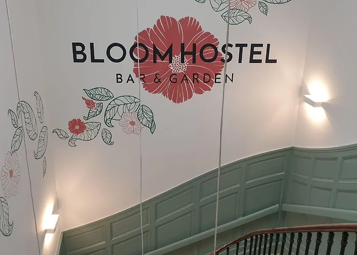 Bloom Bar & Garden אכסניה