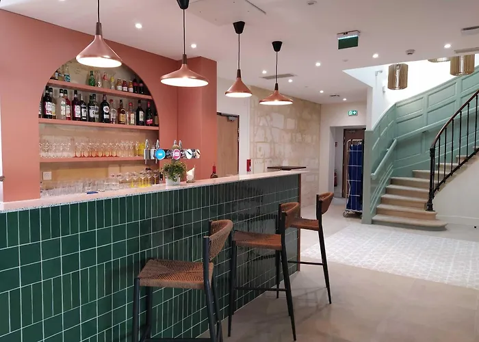 Bloom Bar & Garden אכסניה *