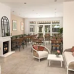 Bloom Bar & Garden Hostel *