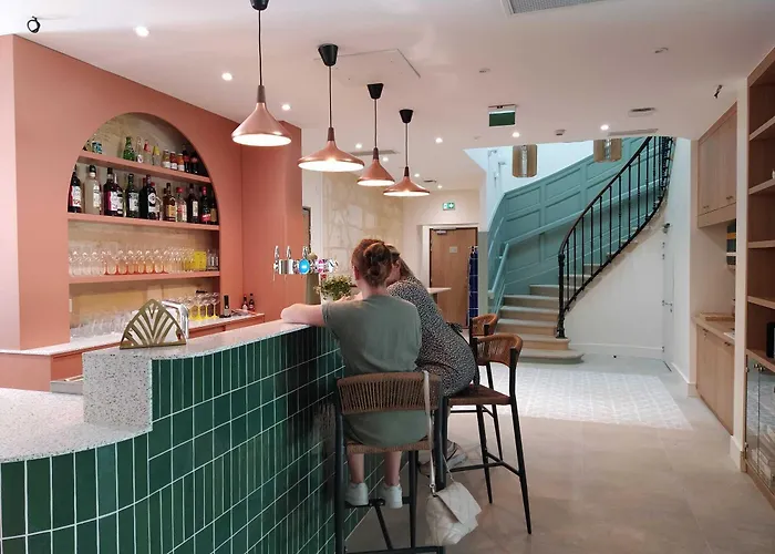 אכסניה Bloom Bar & Garden בורדו